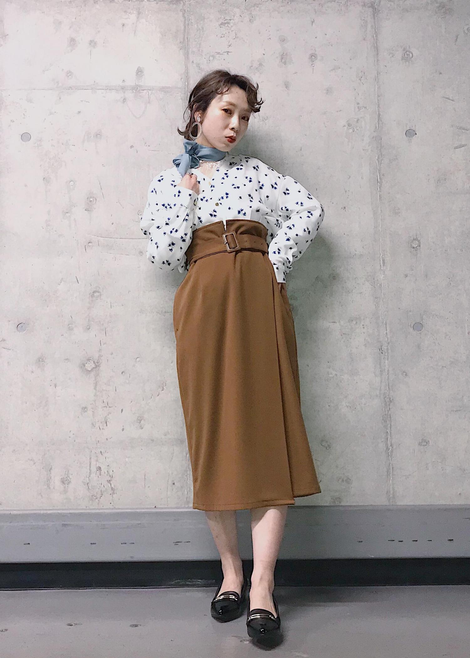 花柄ブラウスで作るオフィスカジュアル Staff Styling Vis